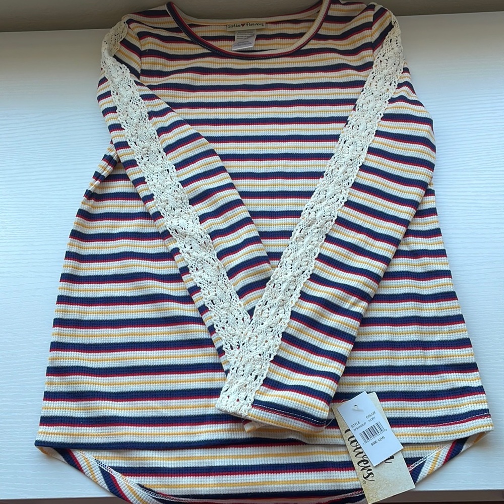 NWT striped long sleeve high low with lace detail on sleeves
